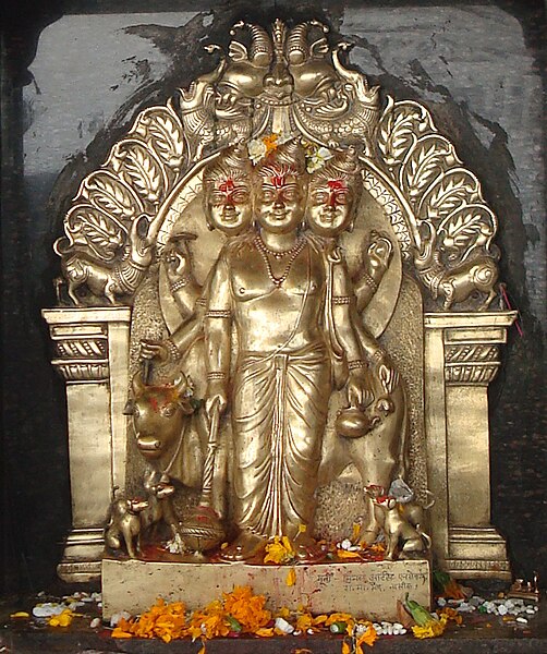 File:Dattatreya at Saptashrungi (cropped).JPG