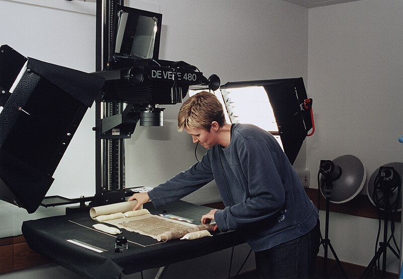 Файл:Dunhuang manuscript digitisation.jpg