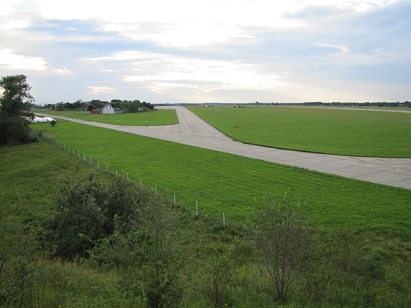 Файл:Flugplatz Großenhain-Gelände.jpg