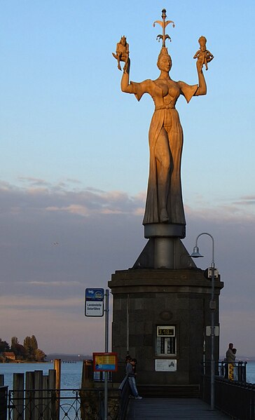 File:Imperia(Statue) Konstanz Abend.jpg