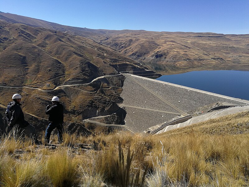 Archivo:Inspeccion presa Misicuni Bolivia.jpg