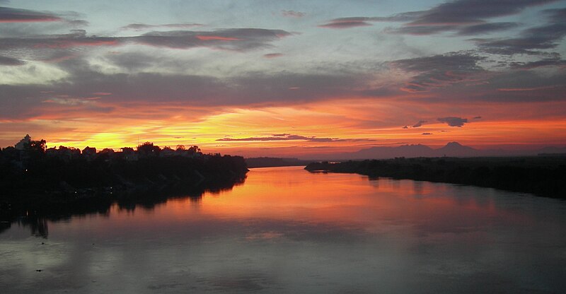 Archivo:Long Bien Bridge Sunset.jpg