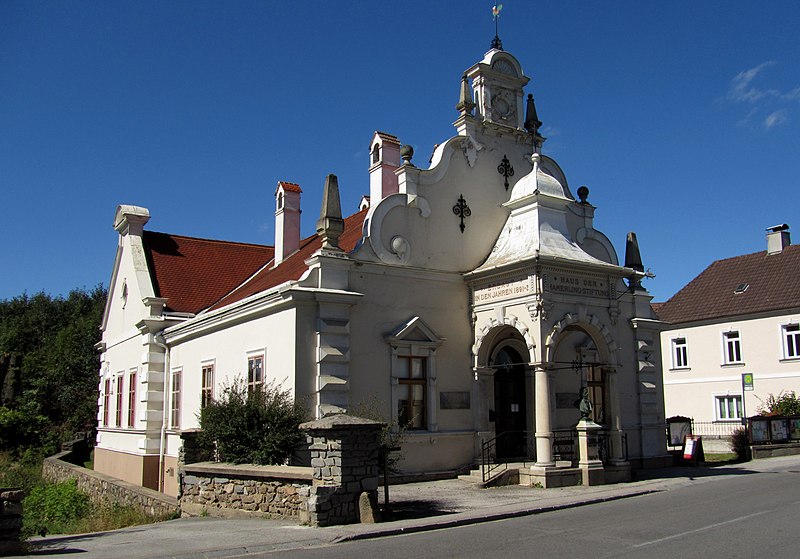 File:Rathaus Kirchberg am Walde.jpg