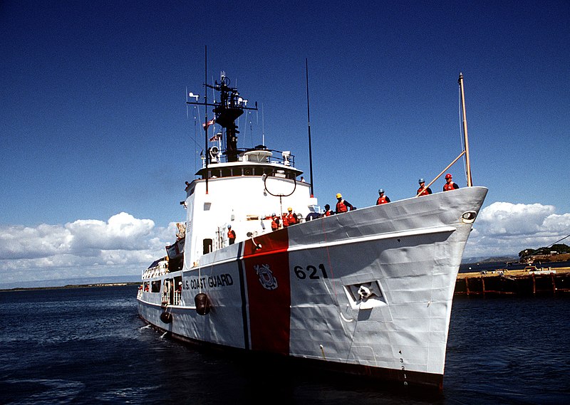 File:USCGC Valiant WMEC-621.jpg