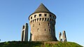 The Tanguy tower hosts a museum of the history of Brest; in the background, the Pont de Recouvrance (Recouvrance Bridge).