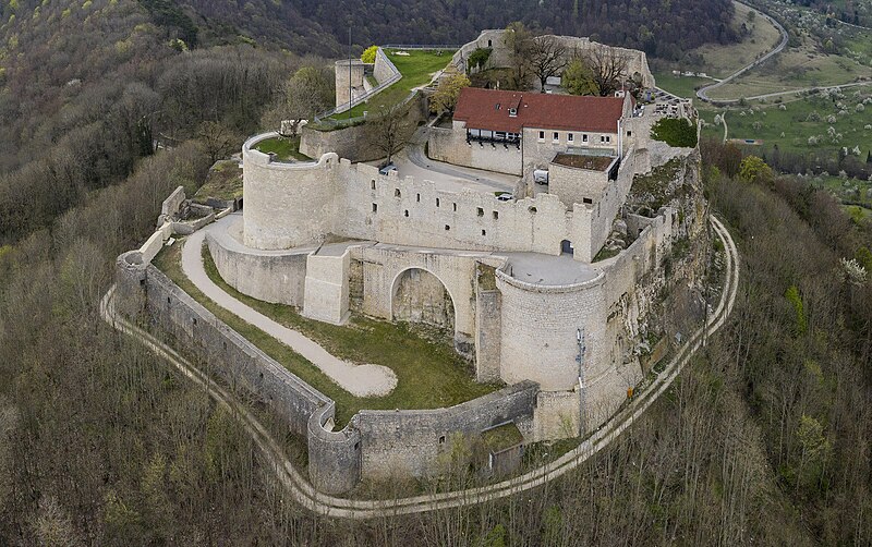 Archivo:Burg Hohenneuffen Albtrauf (cropped).jpg