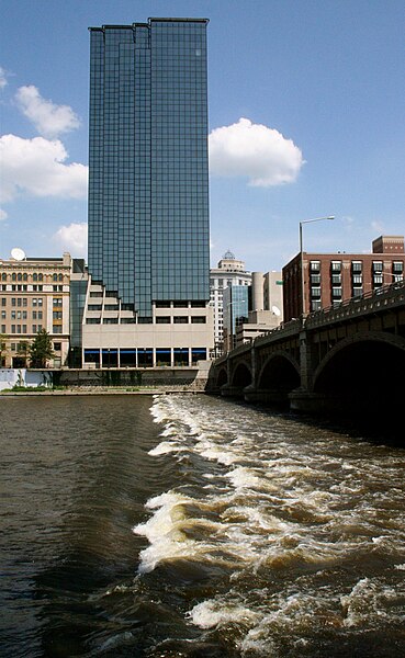 File:Grand River, Grand Rapids.jpg