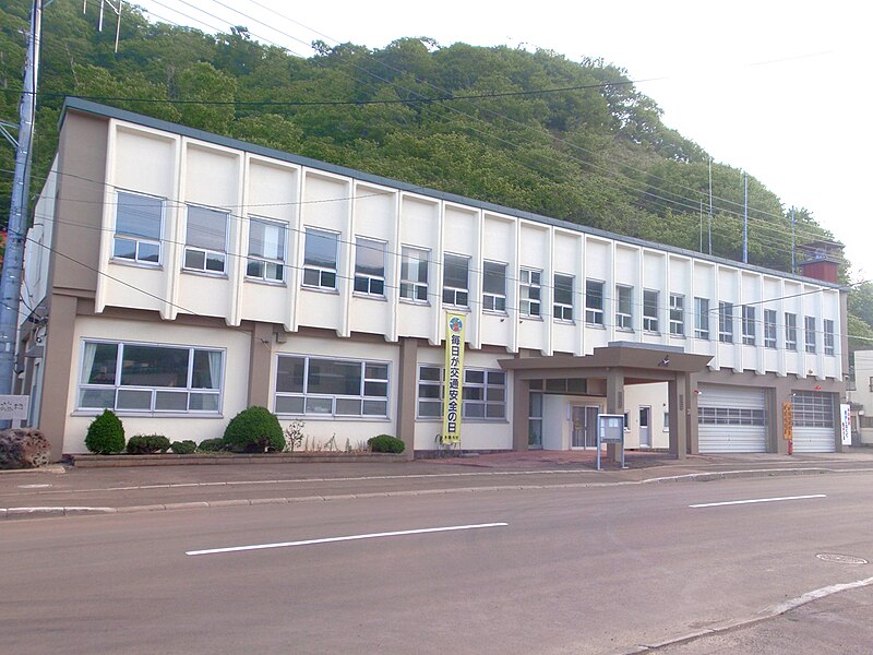 Файл:Kamoenai village office.JPG