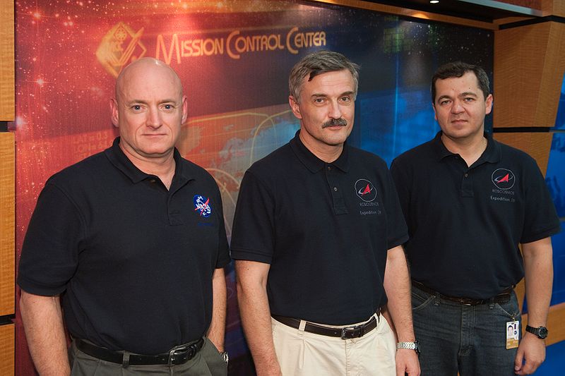 Archivo:Soyuz TMA-01M crew.jpg