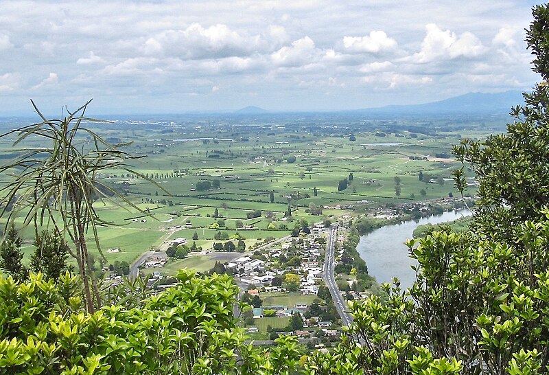 File:Taupiri from Taupiri Mountain.jpg