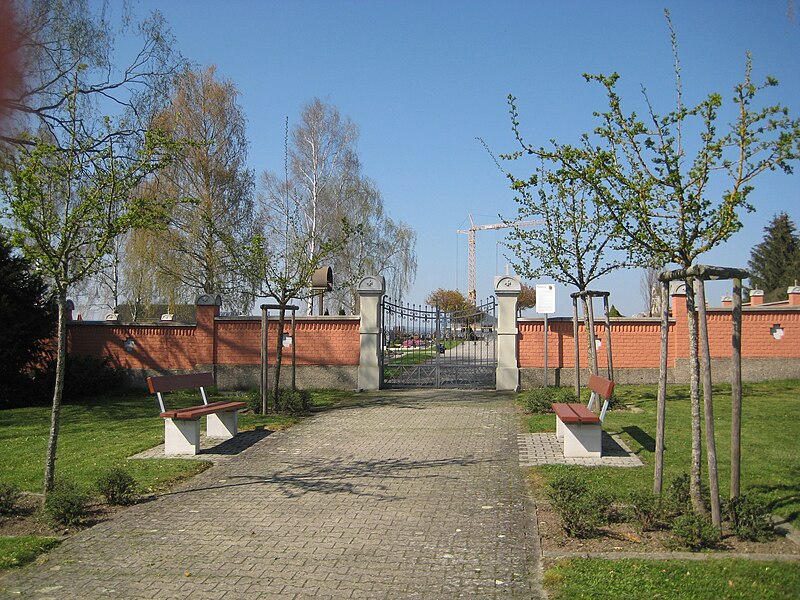 File:Friedhof Entrance, Unterstadion.jpg