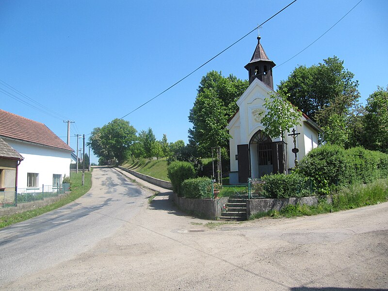 File:Slověnice, kaple.jpg