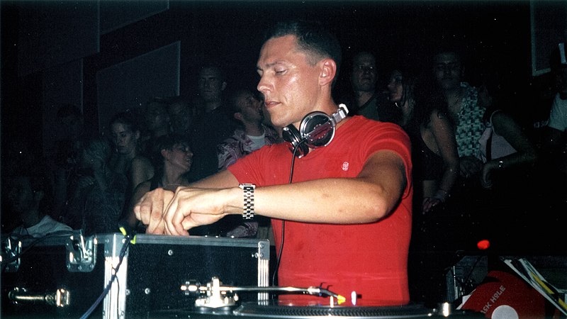 File:Tiësto 2003.jpg