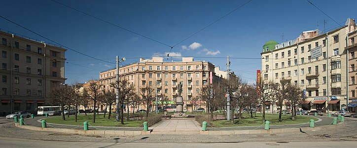 Дома за памятником маршалу Говорову