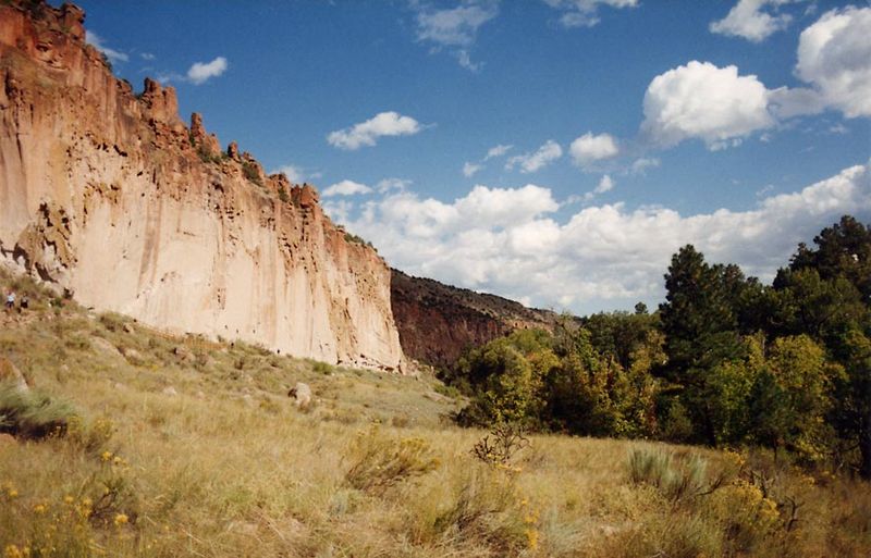 Archivo:Bandelier-Cliff face and valley.jpg