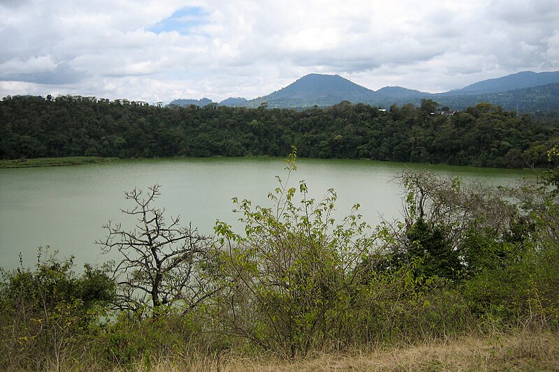 File:Lake Duluti.jpg