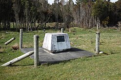 Monumento a Henry Whitcombe en el puente de la carretera y el ferrocarril