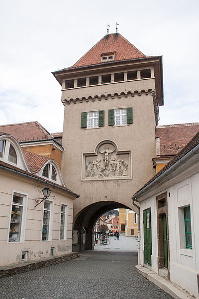 File:Tower of Heroes, Kőszeg.jpg