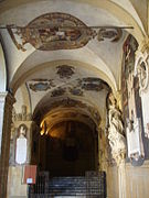 El pórtico del patio interior. Acceso a las escaleras.