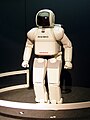 Японский робот-андроид ASIMO, производство Honda, 2005 год