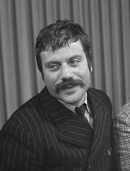 File:Oliver Reed 1968 recropped.jpg