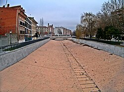 Curso seco del río a su paso por Medina del Campo.