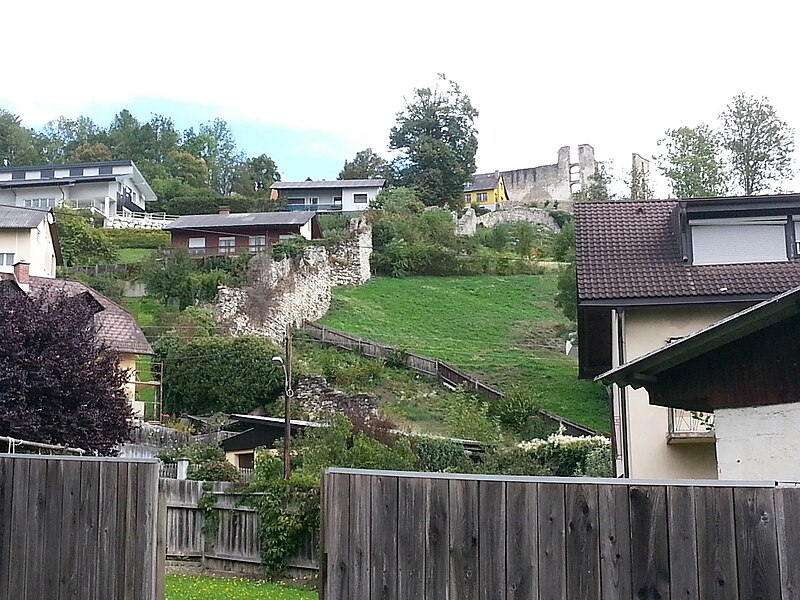 File:Burgruine Obervoitsberg Stadtmauer 2.jpg