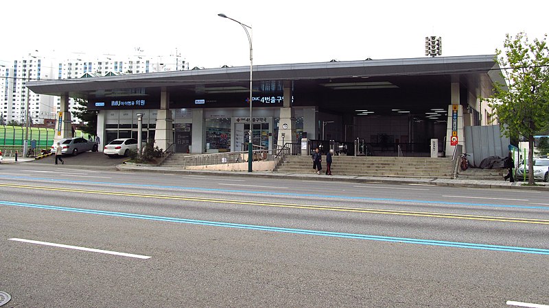 File:Seoul-metro-618-Digital-media-city-station-entrance-4-20191023-090140.jpg