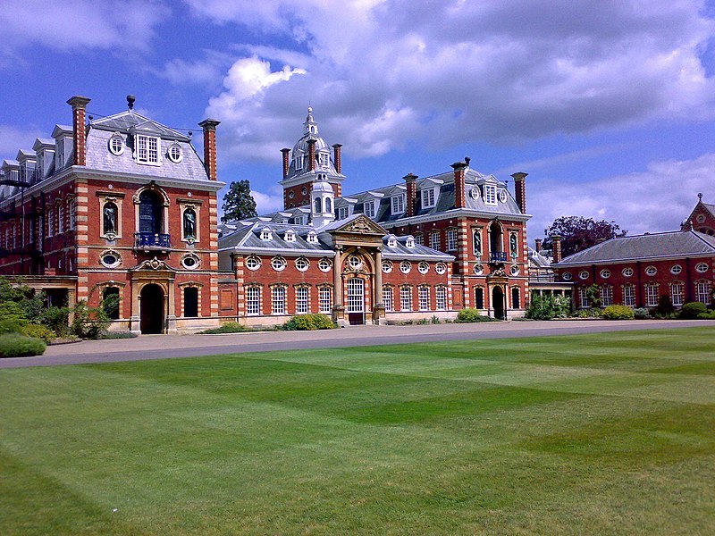 Файл:Wellington College South Front.jpg