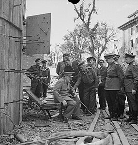 Черчилль сидит на сломанном стуле из фюрербункера в июле 1945 года.