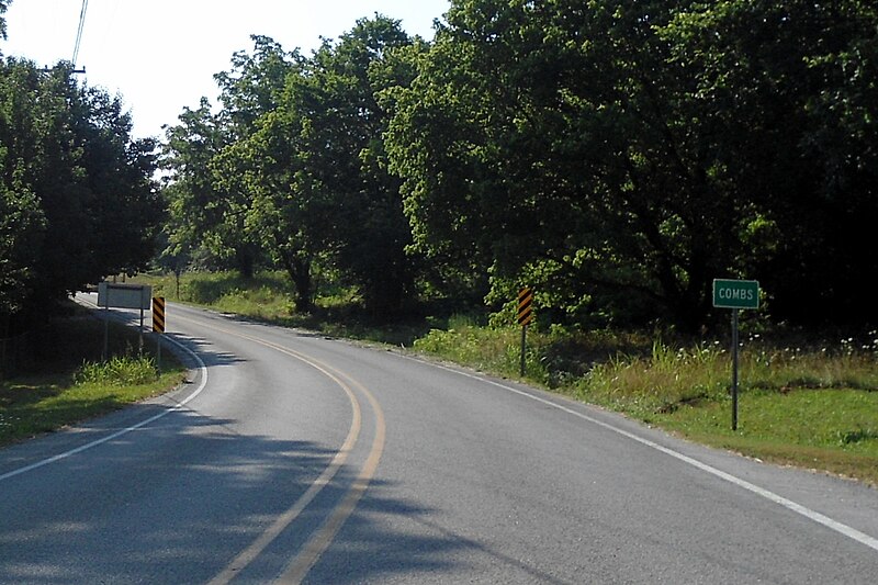 File:Entrance to Combs, AR.jpg