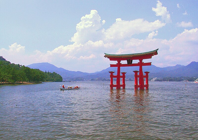 Файл:Itsukushima torii distance.jpg