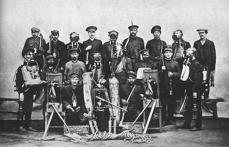 Файл:Mine rescue team (Kadievka).jpg