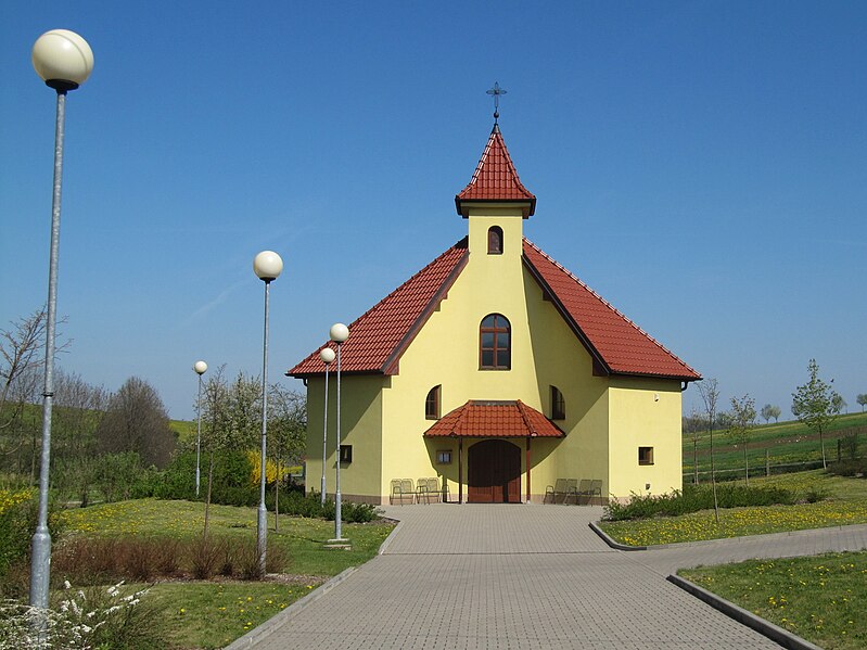 File:Suchov, kostel.jpg