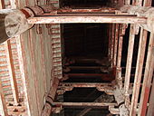 Interior del Nandaimon de Tōdai-ji. Visibles las vigas que conectan con el tokyō