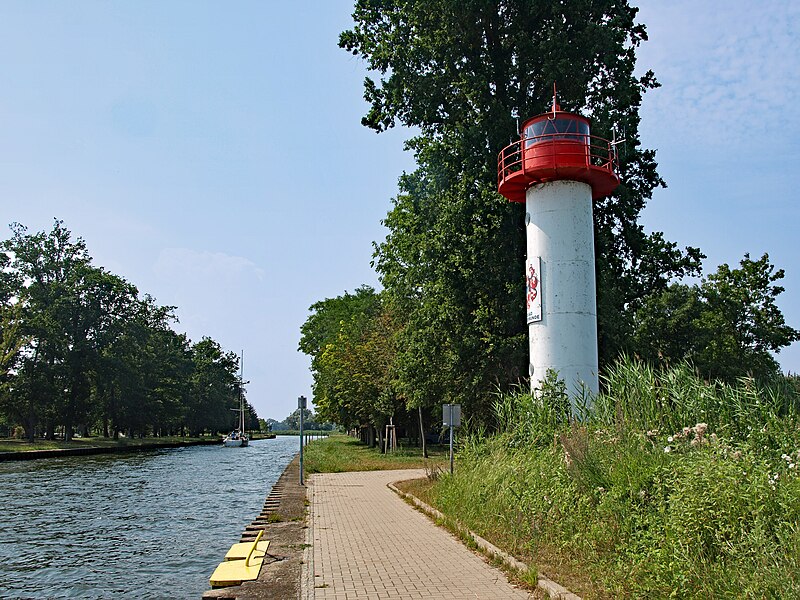 File:Ueckermuende Leuchtturm und Uecker.jpg