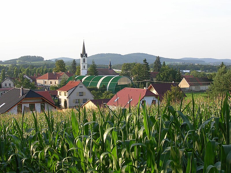 File:Dublovice, kostel od jihu.jpg