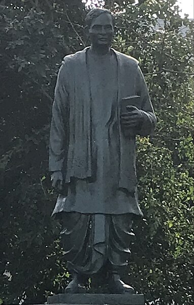 File:Laxmikanta Mohapatra Statue.jpg