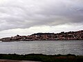 Vista del litoral y ensenada de Meira; al fondo, la zona urbana de Moaña