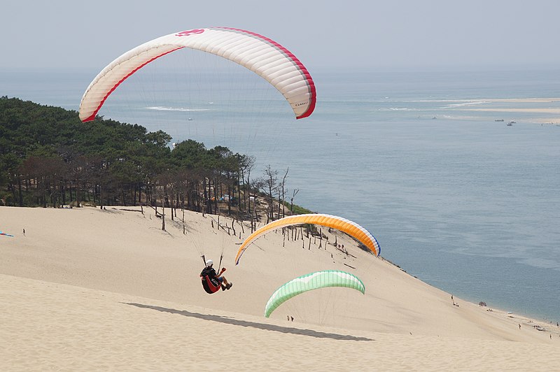 File:Paragliding Dune de Pilat.jpg