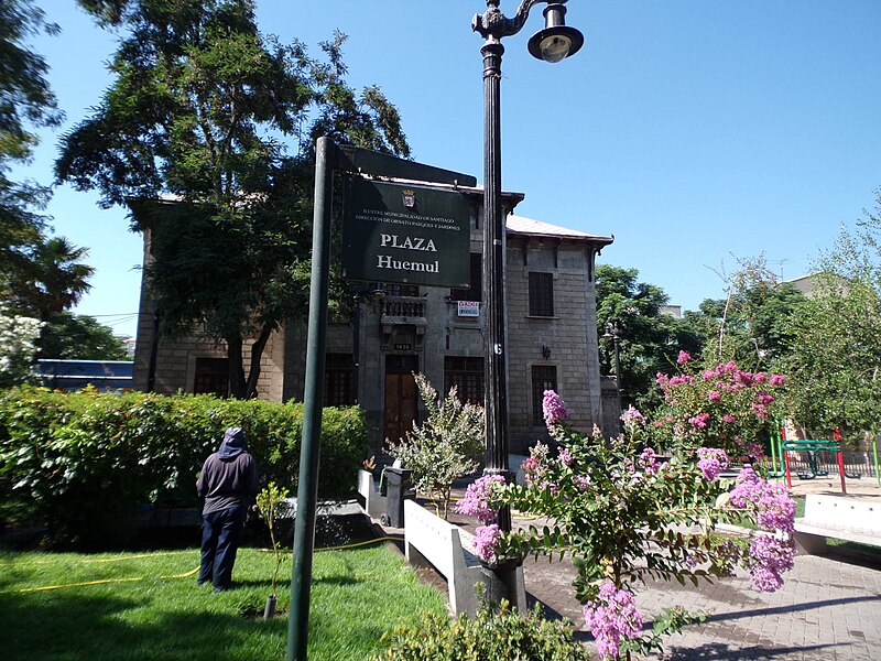 Archivo:Plaza Huemul.JPG