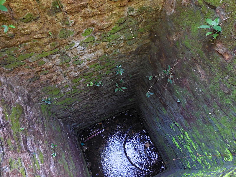 File:Banton Spanish-era well.JPG