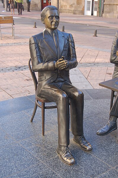 Archivo:Escultura Alexandre Bóveda Pontevedra.jpg