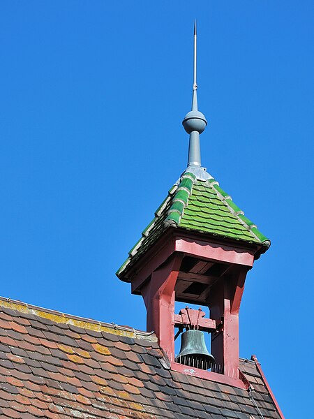 File:Glockenstuhl Rathaus Münchingen.jpg