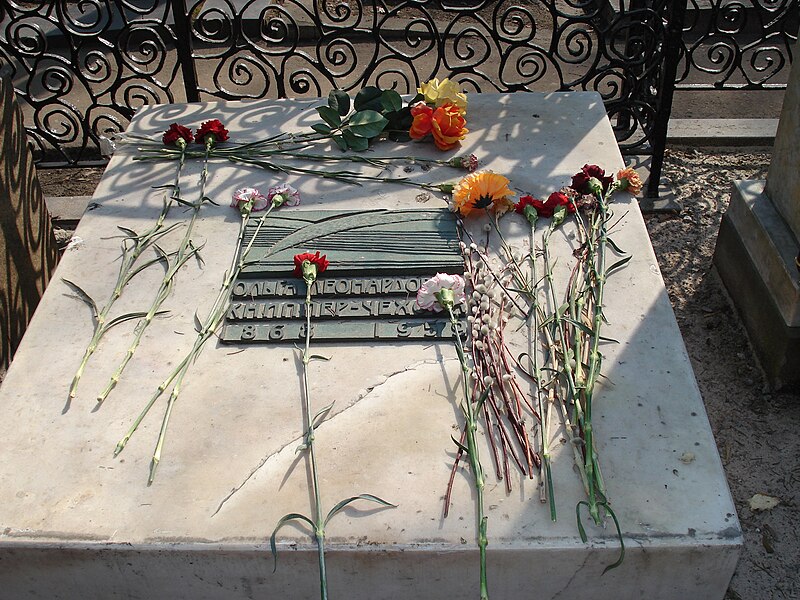 Файл:Grave of Olga Knipper-Chekhova.jpg