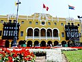 El Palacio Municipal limeño con las banderas de Lima, la nacional y la supuesta bandera inca.