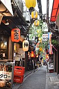 回憶橫丁（日语：新宿西口商店街），岡部和富澤密會的新宿餐飲街原型（攝於2019年）