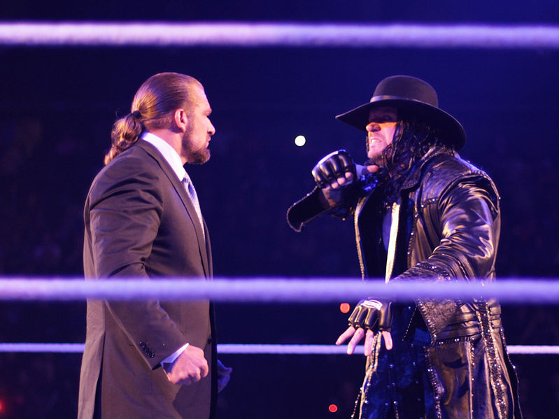 Archivo:Undertaker stares down HHH.jpg