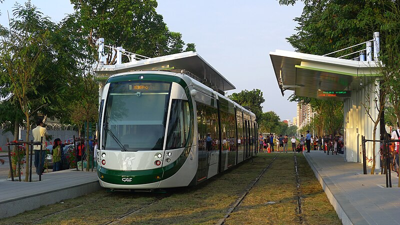 File:環狀輕軌列車於C2站 4.JPG