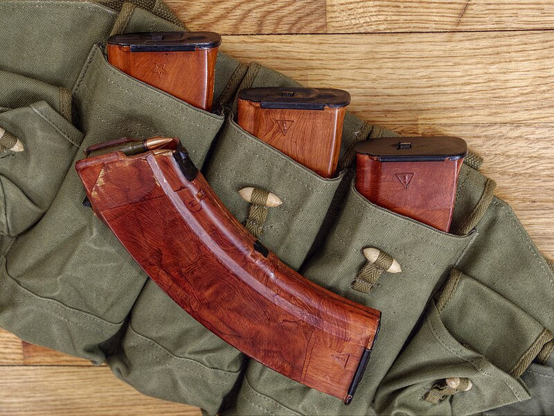 Archivo:Bakelite AK magazines.jpg